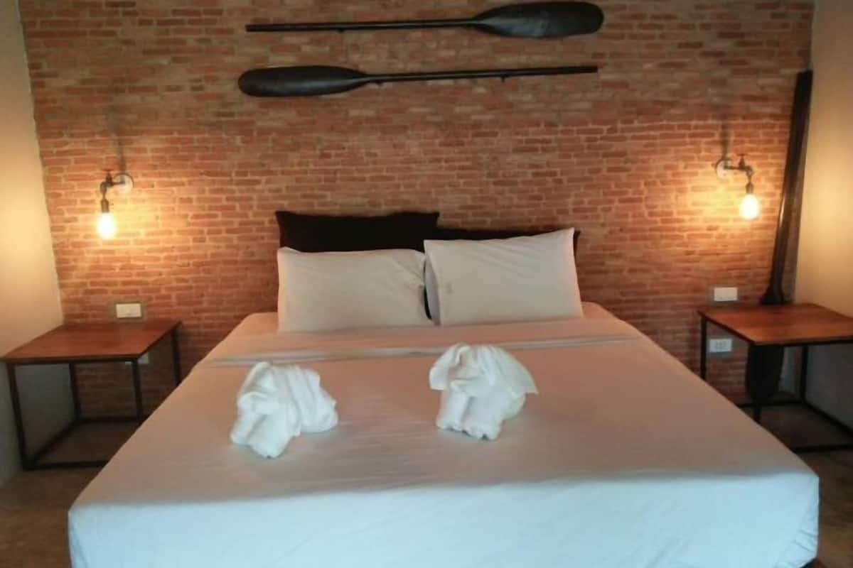 Desk, rollaway beds, free WiFi