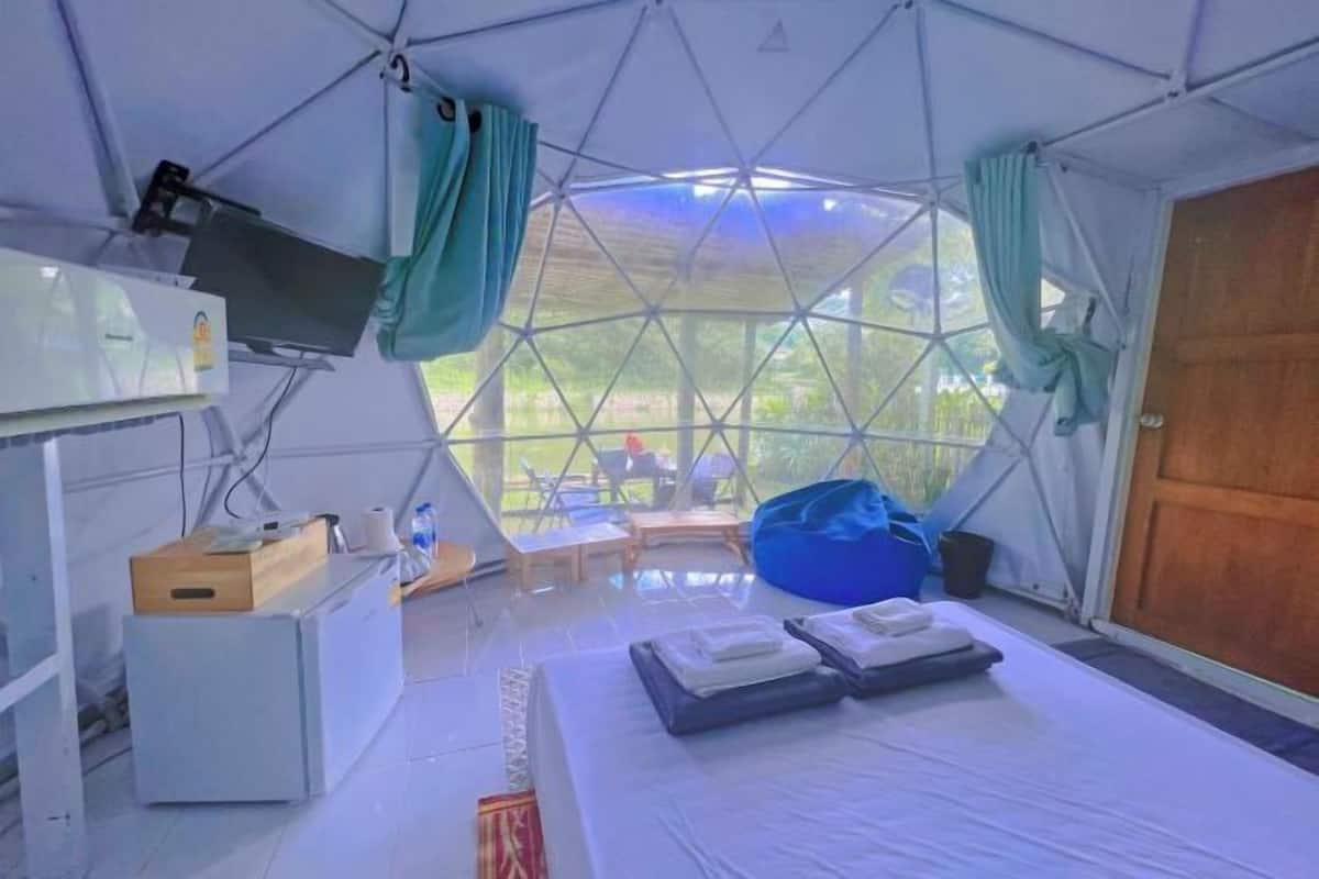 Desk, rollaway beds, free WiFi