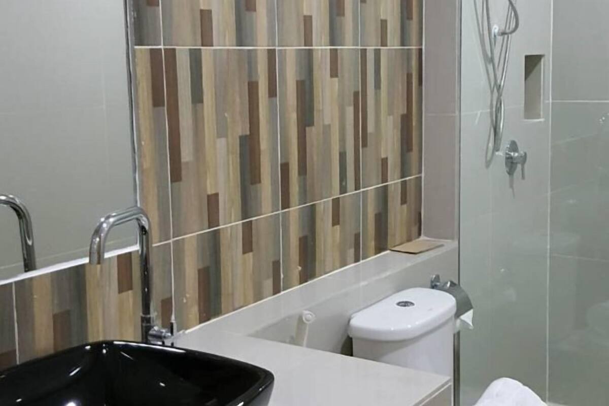 Chuveiro, produtos de toalete grátis, secador de cabelo 