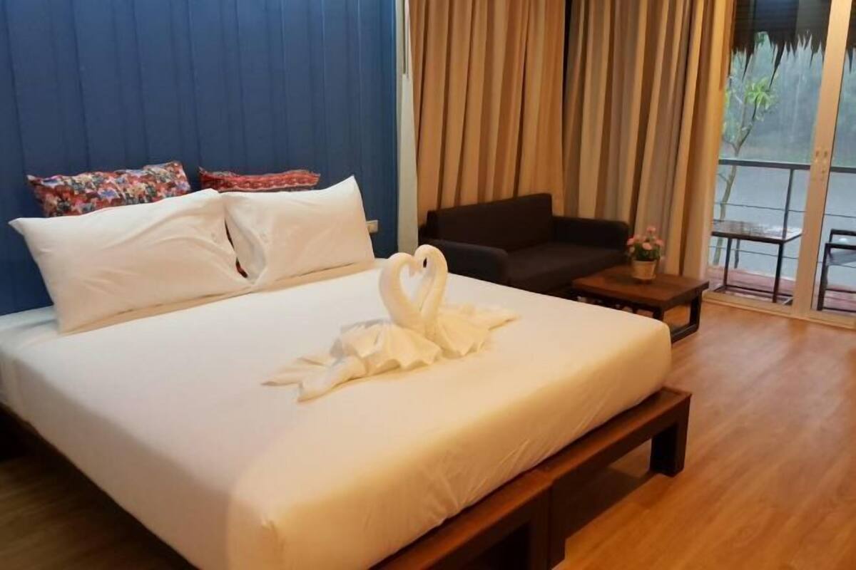 Desk, rollaway beds, free WiFi