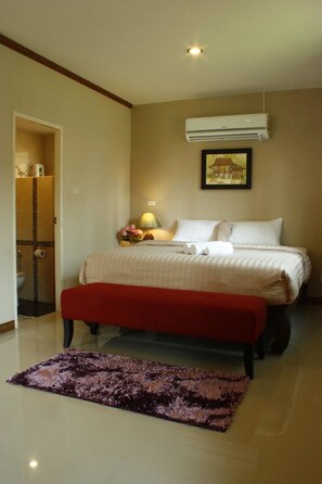 Escritorio, cortinas blackout y wifi gratis 