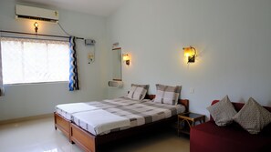 AC Twin Room with Balcony Upper Floor - Sea Pearl Guest house (Candolim)