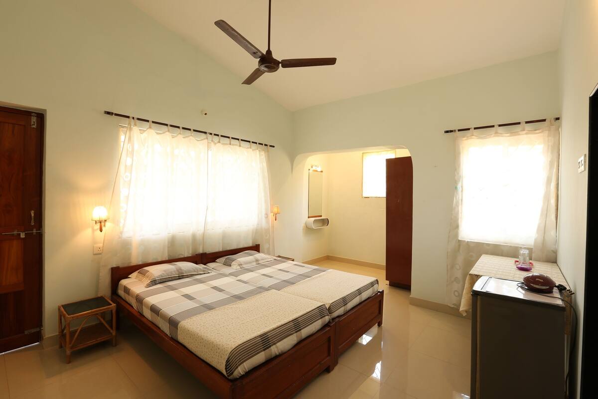 Non AC Twin Room With Balcony Upper Floor | セーフティボックス (室内)、デスク、ノートパソコン用作業スペース、WiFi (無料)