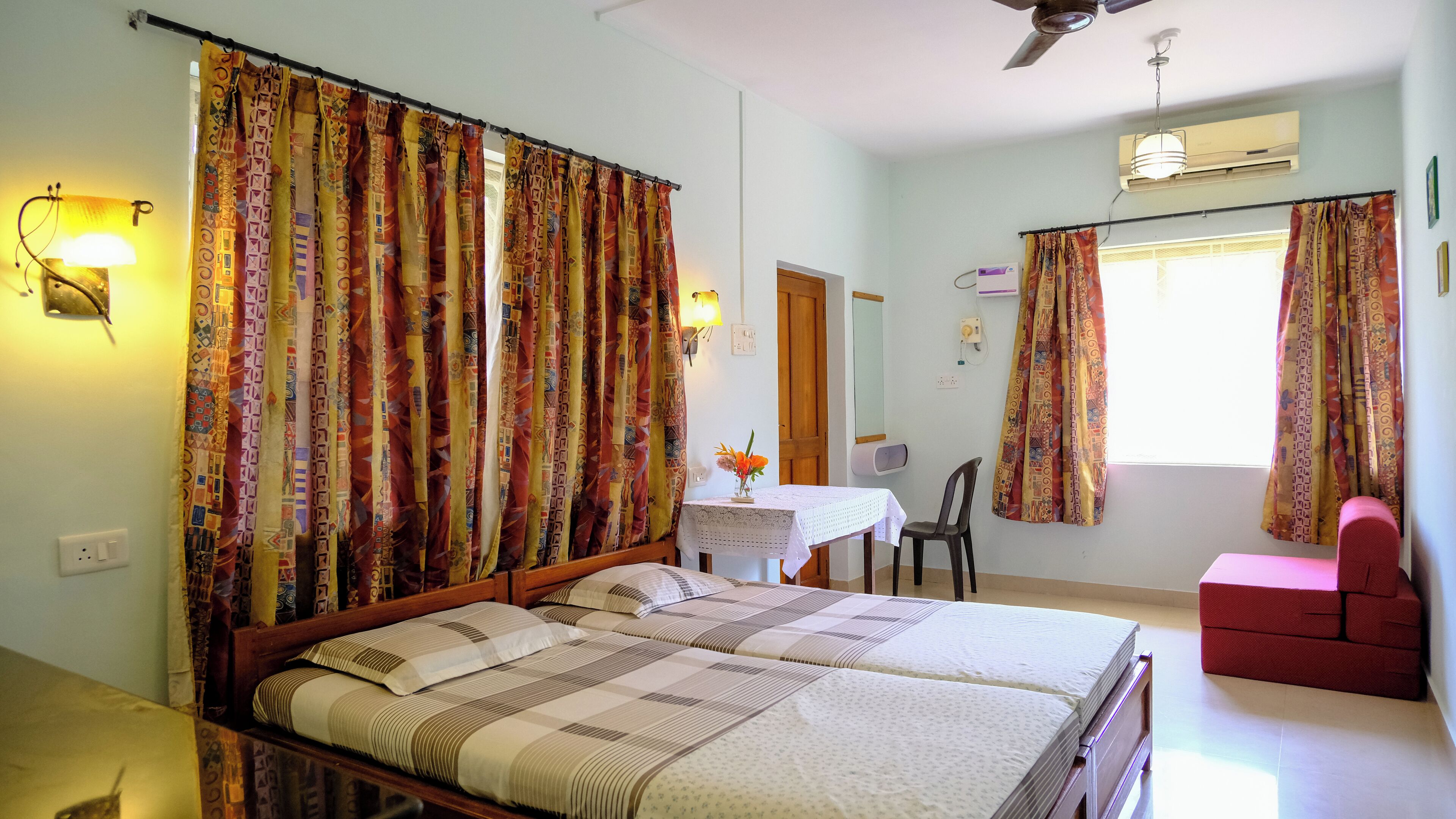 AC Twin Room with Balcony  Ground Floor | Zimmersafe, Schreibtisch, laptopgeeigneter Arbeitsplatz