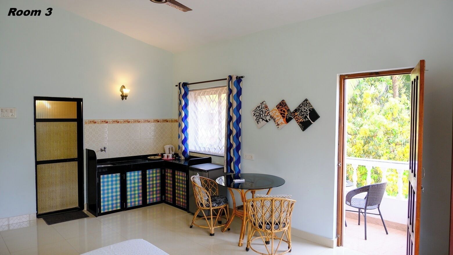 AC Twin Room with Balcony Upper Floor | セーフティボックス (室内)、デスク、ノートパソコン用作業スペース、WiFi (無料)