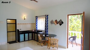 AC Twin Room with Balcony Upper Floor - Sea Pearl Guest house (Candolim)