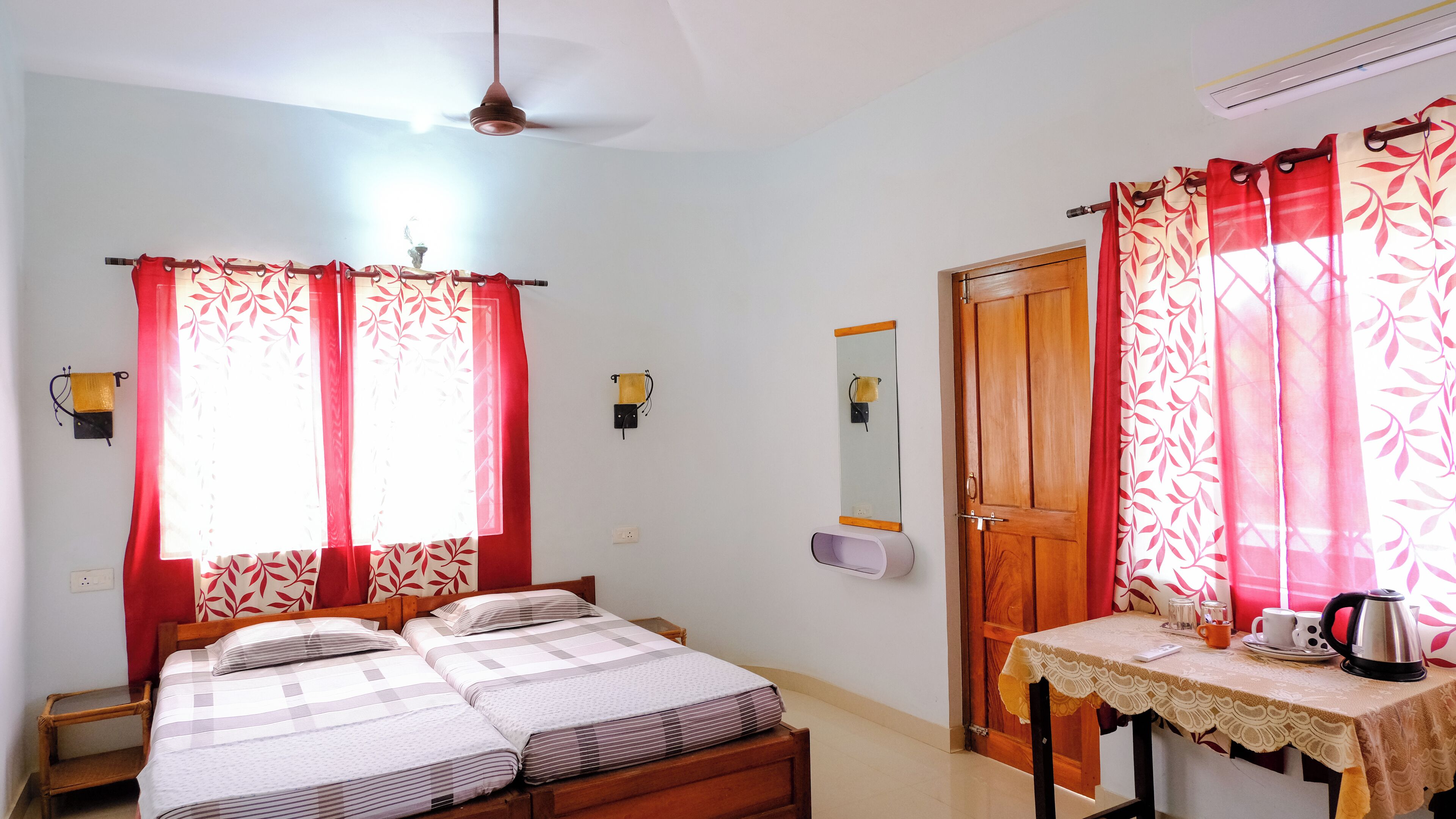 AC Twin Room with Balcony Upper Floor | Zimmersafe, Schreibtisch, laptopgeeigneter Arbeitsplatz