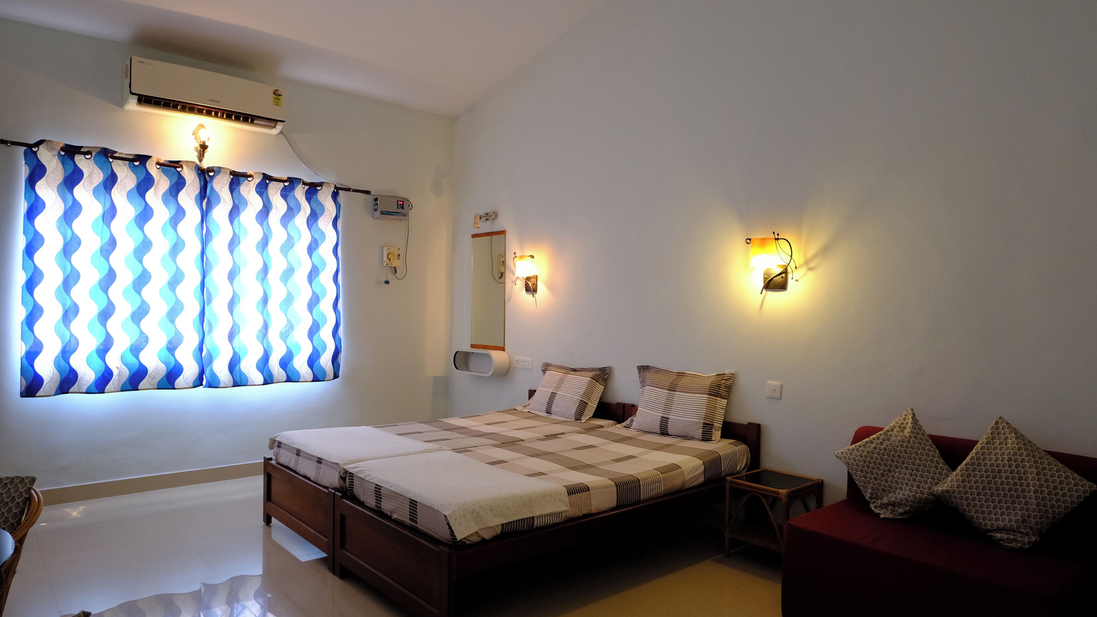 AC Twin Room with Balcony Upper Floor | Caja fuerte, escritorio, espacio para trabajar con un portátil