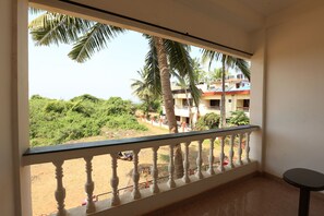 Camera Standard con 2 letti singoli, vista mare parziale | Balcone