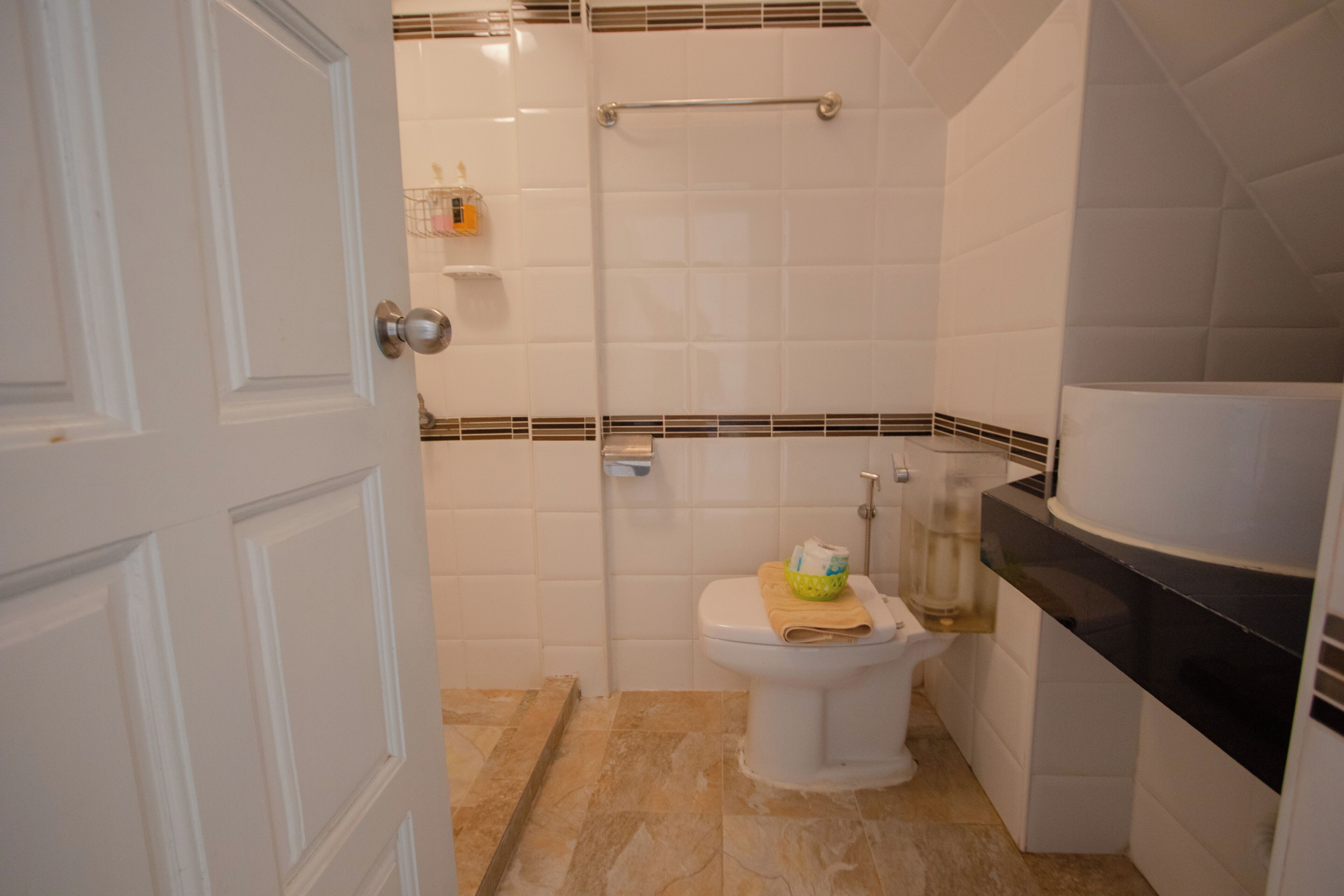 Un bagno con il water, una doccia e un lavandino.