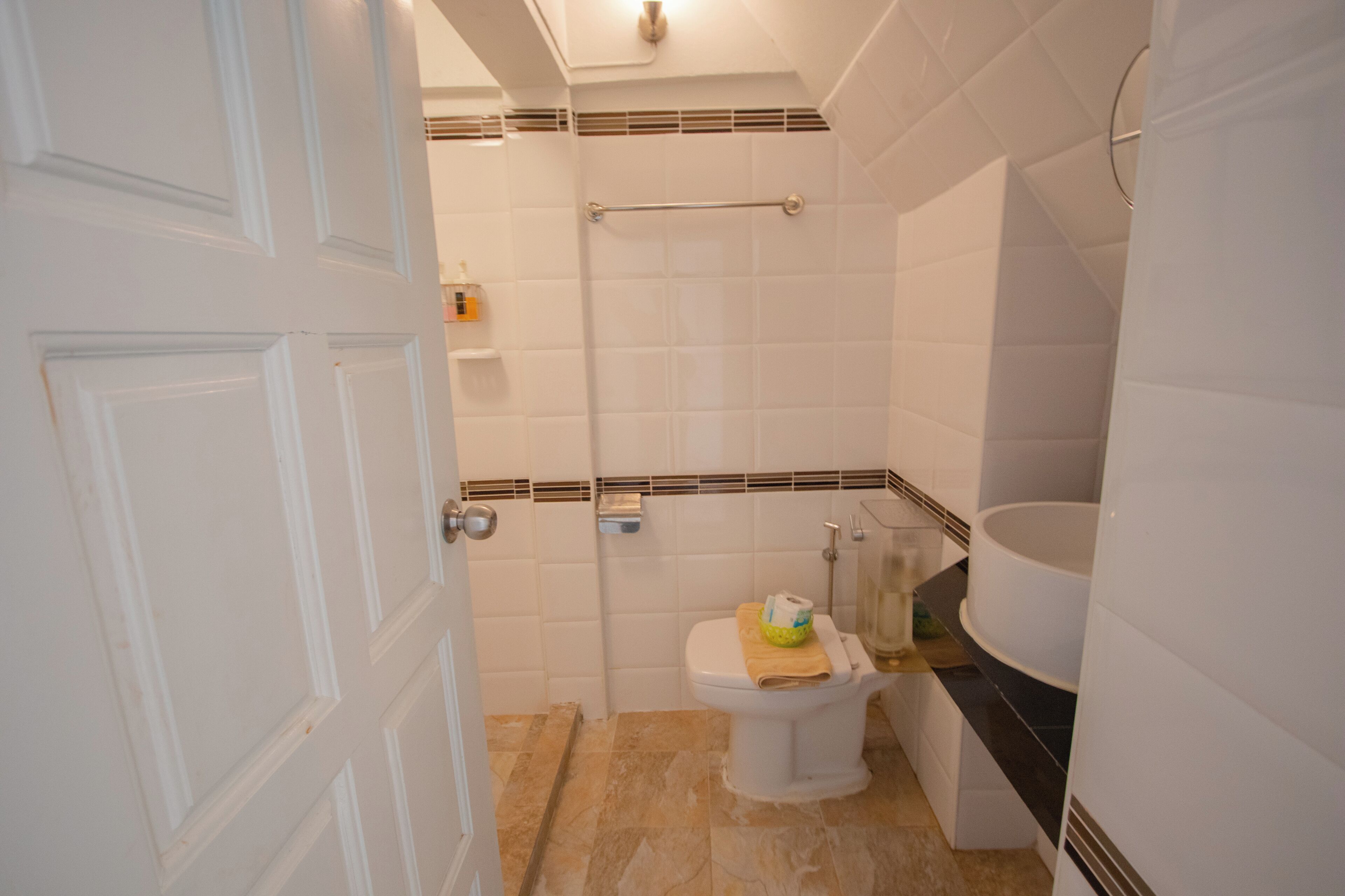 deluxe double room, 1 king bed, non smoking | bathroom | shower, free toiletries, towels