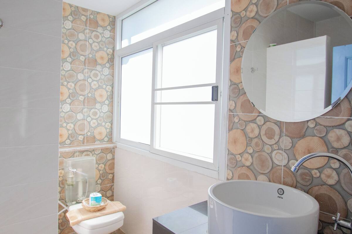 family room, non smoking | bathroom | shower, free toiletries, towels