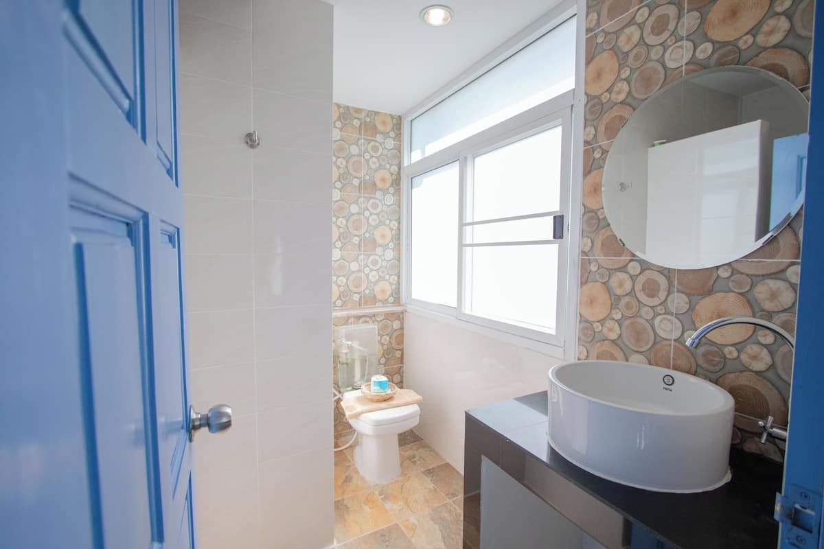 standard twin room, 2 single beds | bathroom | shower, free toiletries, towels