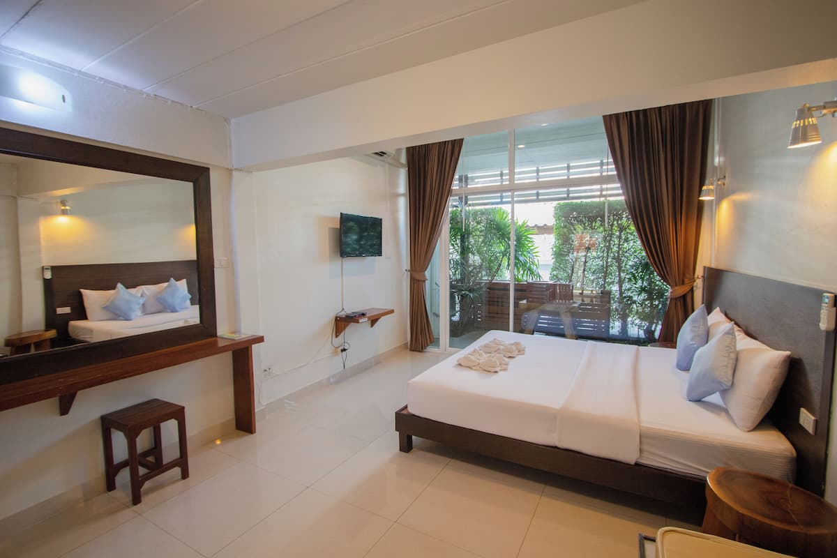deluxe double room, 1 king bed, non smoking | 1 bedroom, desk, blackout curtains, free wifi