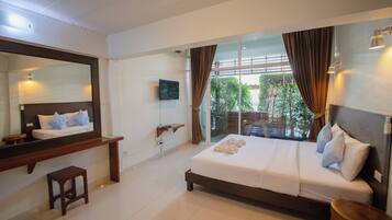 Deluxe Double Room, 1 King Bed, Non Smoking | Desk, blackout drapes, free WiFi