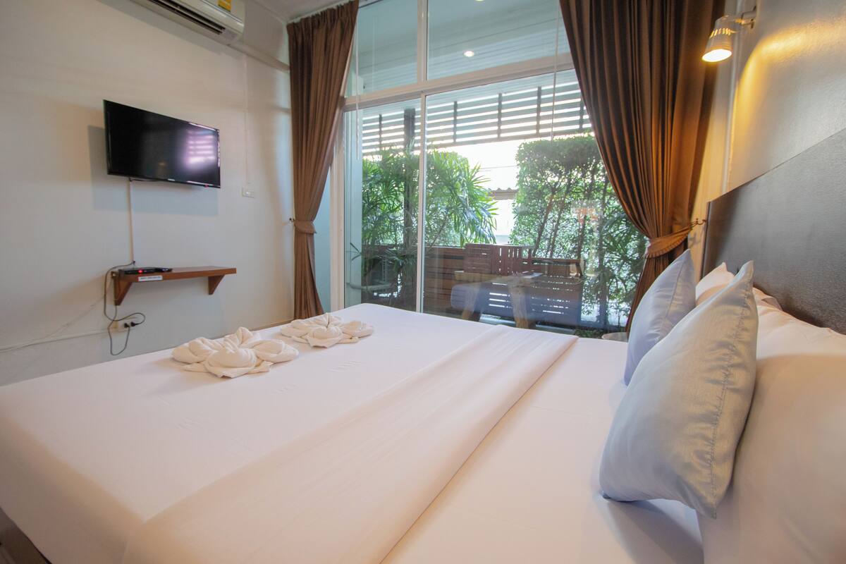 deluxe double room, 1 king bed, non smoking | 1 bedroom, desk, blackout curtains, free wifi