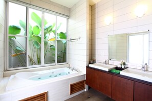 Familiesuite | Badeværelse | Brusehoved med spredningseffekt, gratis toiletartikler, hårtørrer