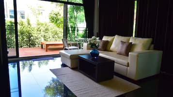 Deluxe Room | Living area | Flat-screen TV