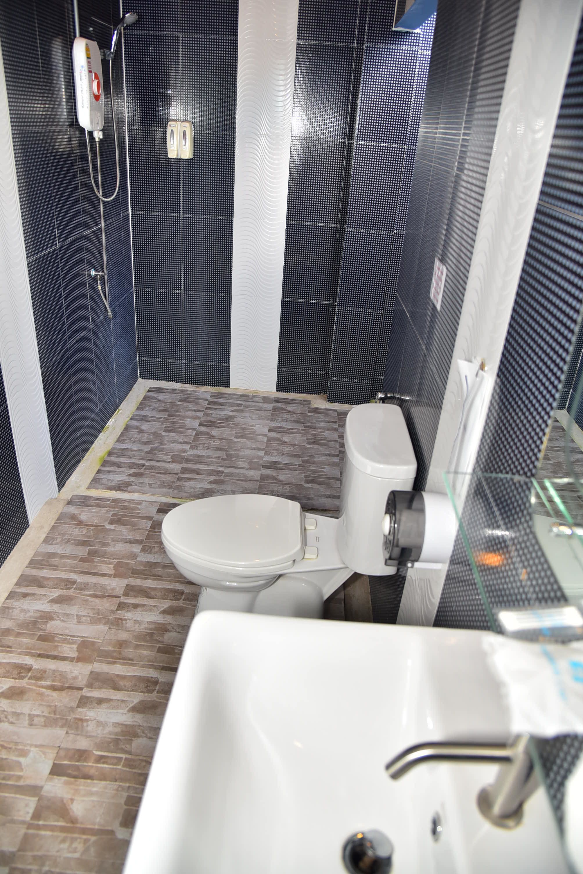 Un baño con inodoro, ducha y lavabo.