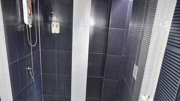 Un baño con inodoro, ducha y lavabo.