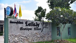 Señalización para el Boutique Resort, con banderas y un reloj.