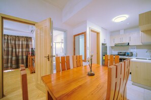 Appart'hôtel Familial, 2 chambres, cuisine, vue ville | Coin séjour | Télévision à écran plat de 32 pouces avec chaînes numériques, télévision