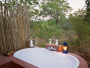 Deluxe Double Room | Deep soaking bathtub - Masuwe Lodge (Victoria Falls)