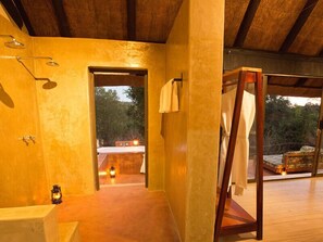 Douche, articles de toilette gratuits, sèche-cheveux, peignoirs