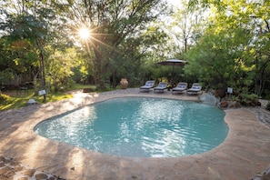 Outdoor pool - Masuwe Lodge (Victoria Falls)