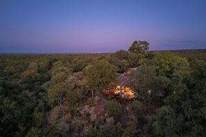 Front of property - evening/night - Masuwe Lodge (Victoria Falls)