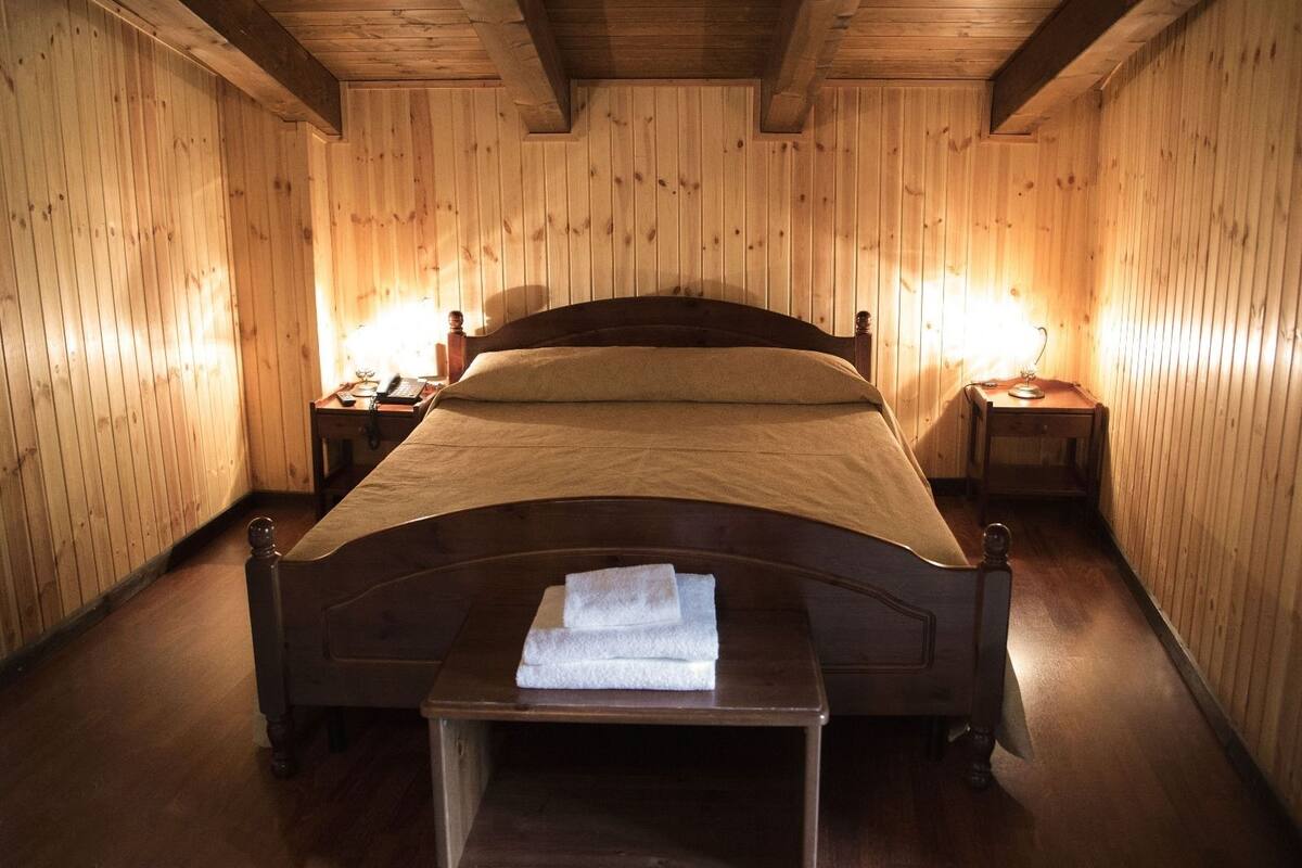 Ropa de cama de alta calidad y caja de seguridad en la habitación 