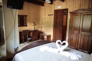 Premium bedding, in-room safe, desk, cribs/infant beds - hotel Palaghiaccio (Cotronei)