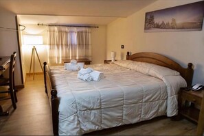 Hochwertige Bettwaren, Zimmersafe, Schreibtisch, Babybetten