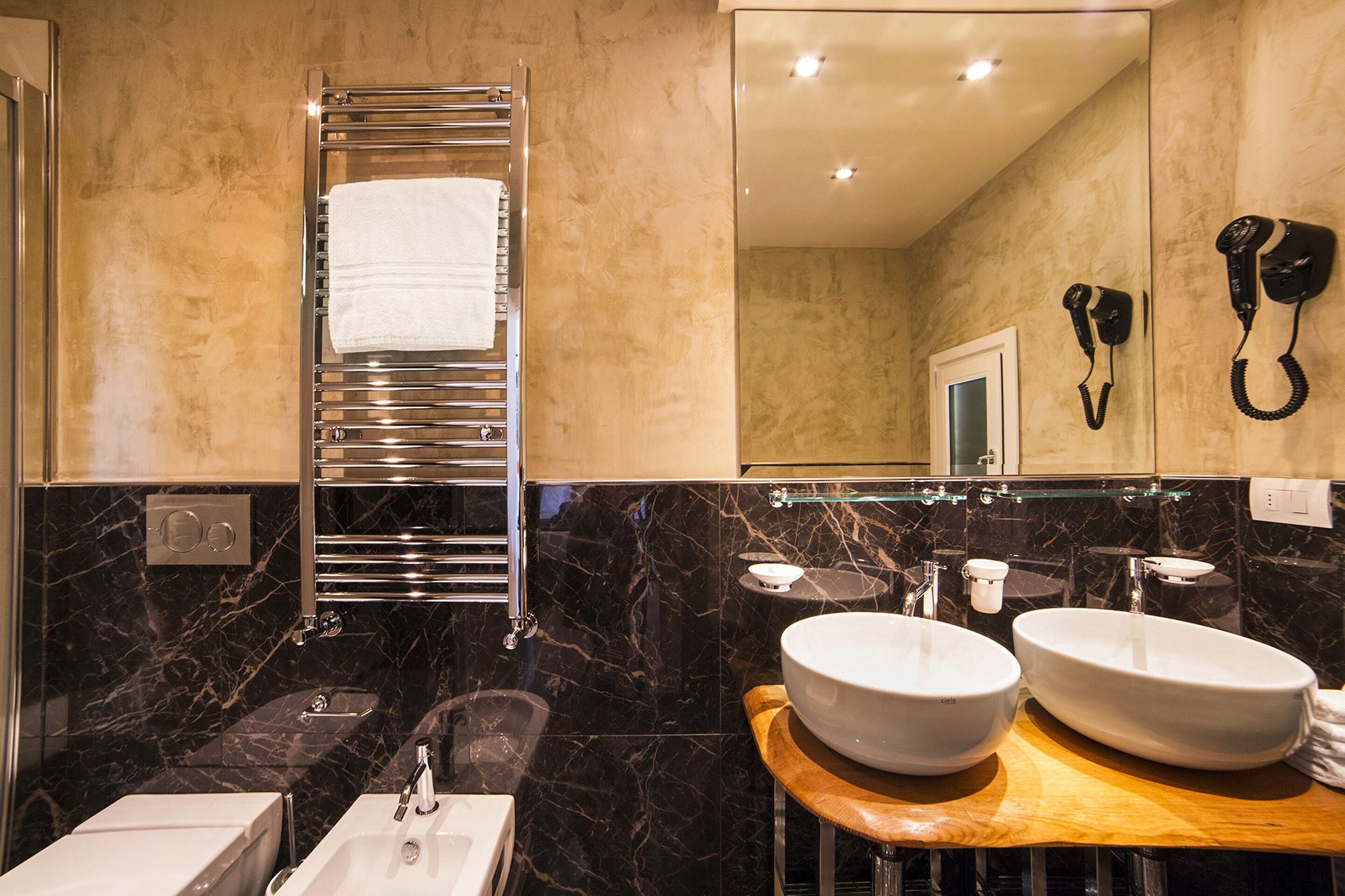 comfort triple room, allergy friendly (stair access only) | bathroom | shower, free toiletries, hair dryer, bathrobes