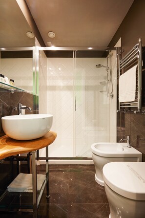 Comfort Double Room, 1 King Bed, Allergy Friendly (Stair Access Only) | Bathroom | Shower, free toiletries, hair dryer, bathrobes - Boutique Hotel Hugo (Florence)