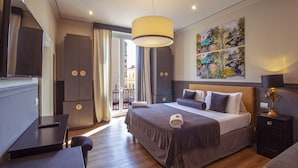 A modern hotel room with a large bed, a desk, a wardrobe, and a balcony with a view. - Boutique Hotel Hugo (Florence)