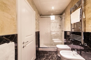Comfort Triple Room, Allergy Friendly (Stair Access Only) | Bathroom