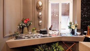 A kitchen counter with various items like a toaster, glassware, and decorative objects. - Boutique Hotel Hugo (Florence)