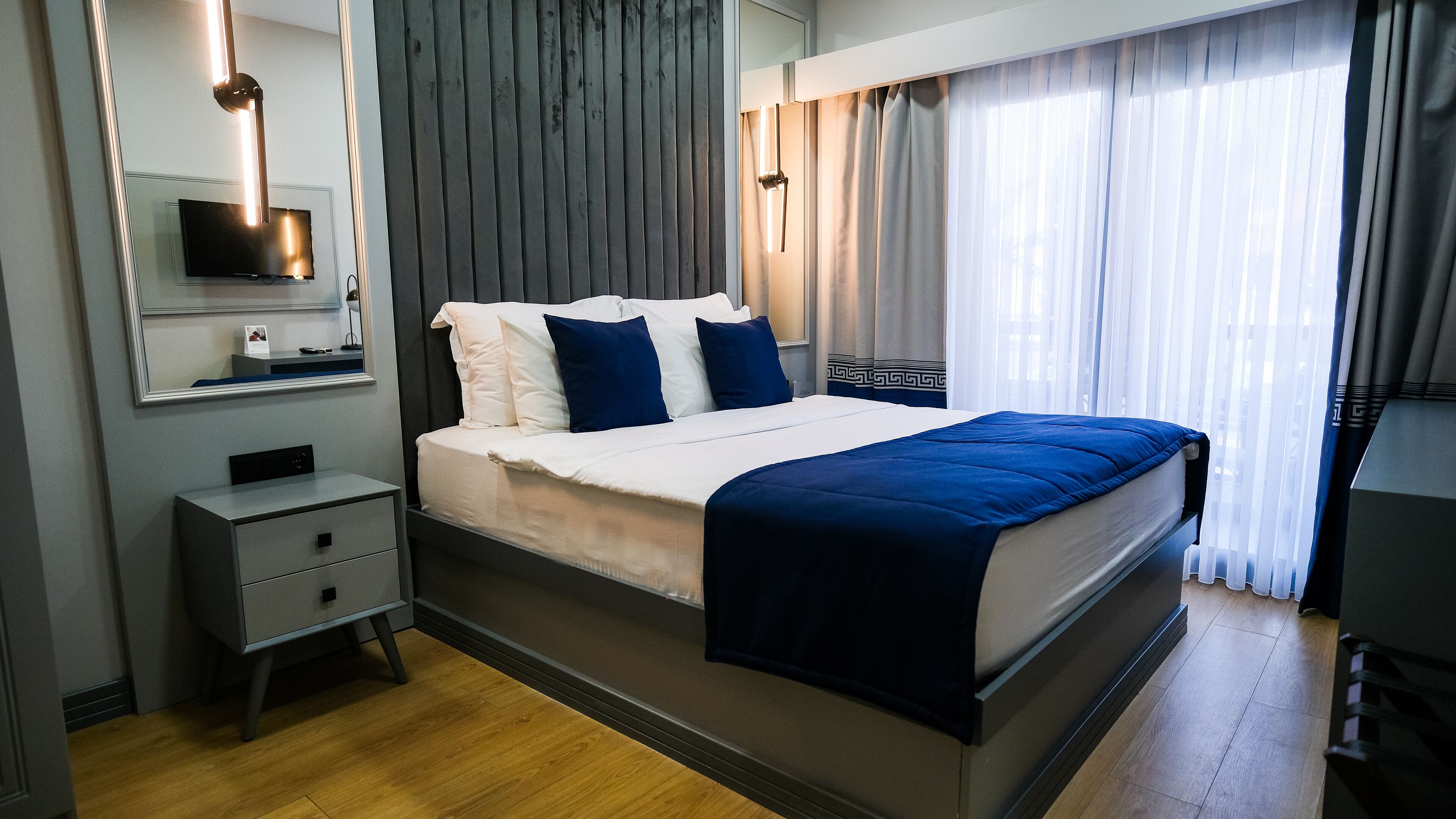 Garden Suite French Bed | Minibar, escritorio, espacio para trabajar con laptop y insonorización 