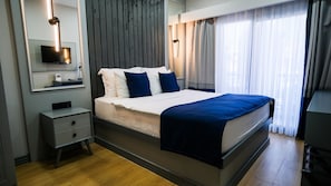 Garden Suite French Bed | Minibar, Schreibtisch, laptopgeeigneter Arbeitsplatz