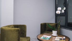 ميني بار ومكتب ومساحة عمل للكمبيوتر المحمول وتجهيزات عازلة للصوت