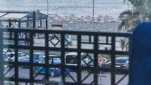 ميني بار ومكتب ومساحة عمل للكمبيوتر المحمول وتجهيزات عازلة للصوت