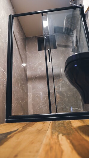 Een douche, een bubbelbad, gratis toiletartikelen, een haardroger