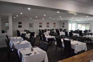 Breakfast and dinner served - Bushmans Motor Inn (Marrangaroo)