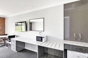 Executive Double Room, 1 Queen Bed | Premium bedding, pillowtop beds, desk, laptop workspace - Bushmans Motor Inn (Marrangaroo)