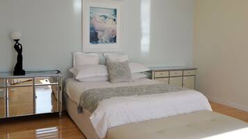 Tintagel Family Home | 3 bedrooms, premium bedding, desk, iron/ironing board