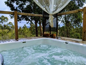 Een jacuzzi met uitzicht op het omliggende landschap.