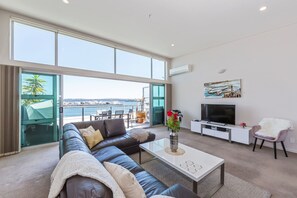 Deluxe Penthouse, 3 Bedrooms, Ocean View, Oceanfront | Living area