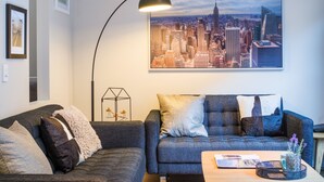 디자인 타운홈, 침실 3개, 주방, 산비탈 (Unit 4) | 거실 공간 | 평면 TV, DVD 플레이어