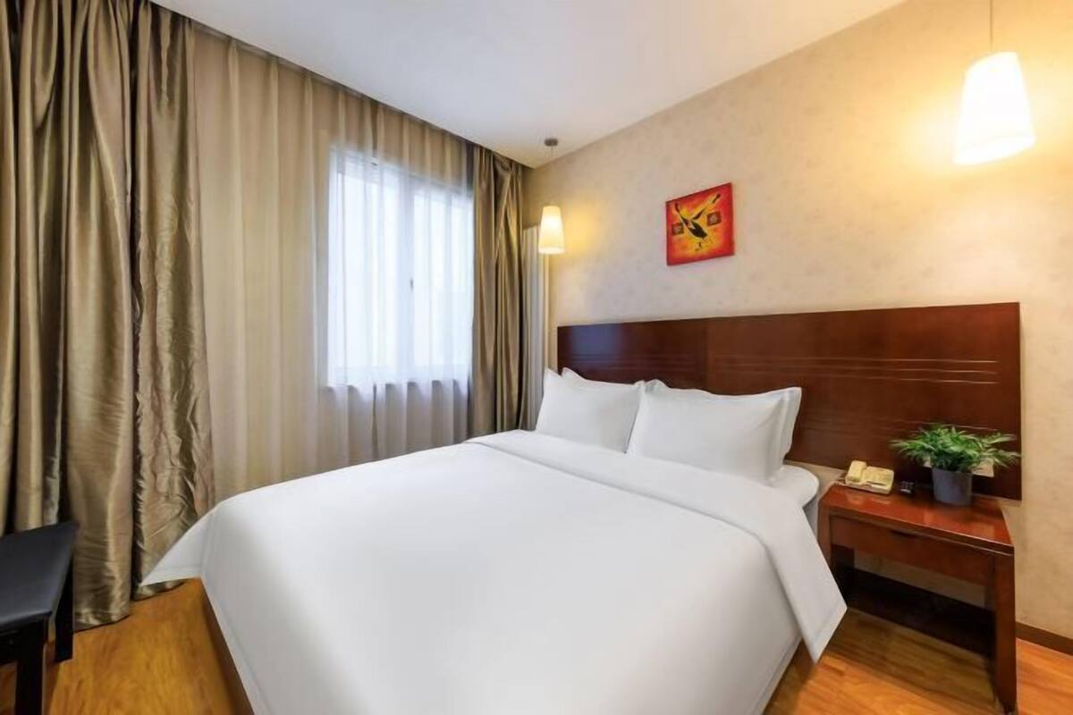 Escrivaninha, cortinas blackout, Wi-Fi de cortesia